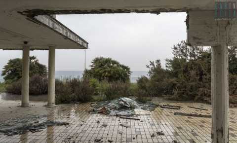 Palese, a due passi dal mare un colosso abbandonato da decenni:  l'hotel Poseidon